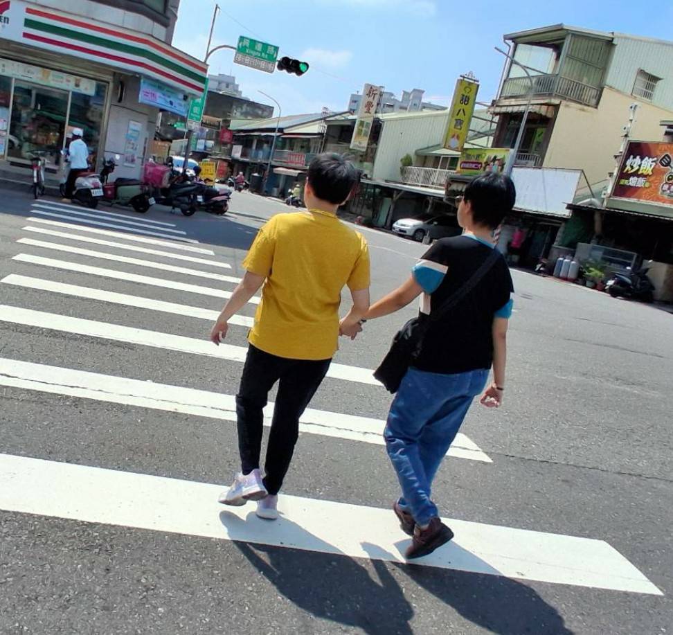 牽著手一起過馬路