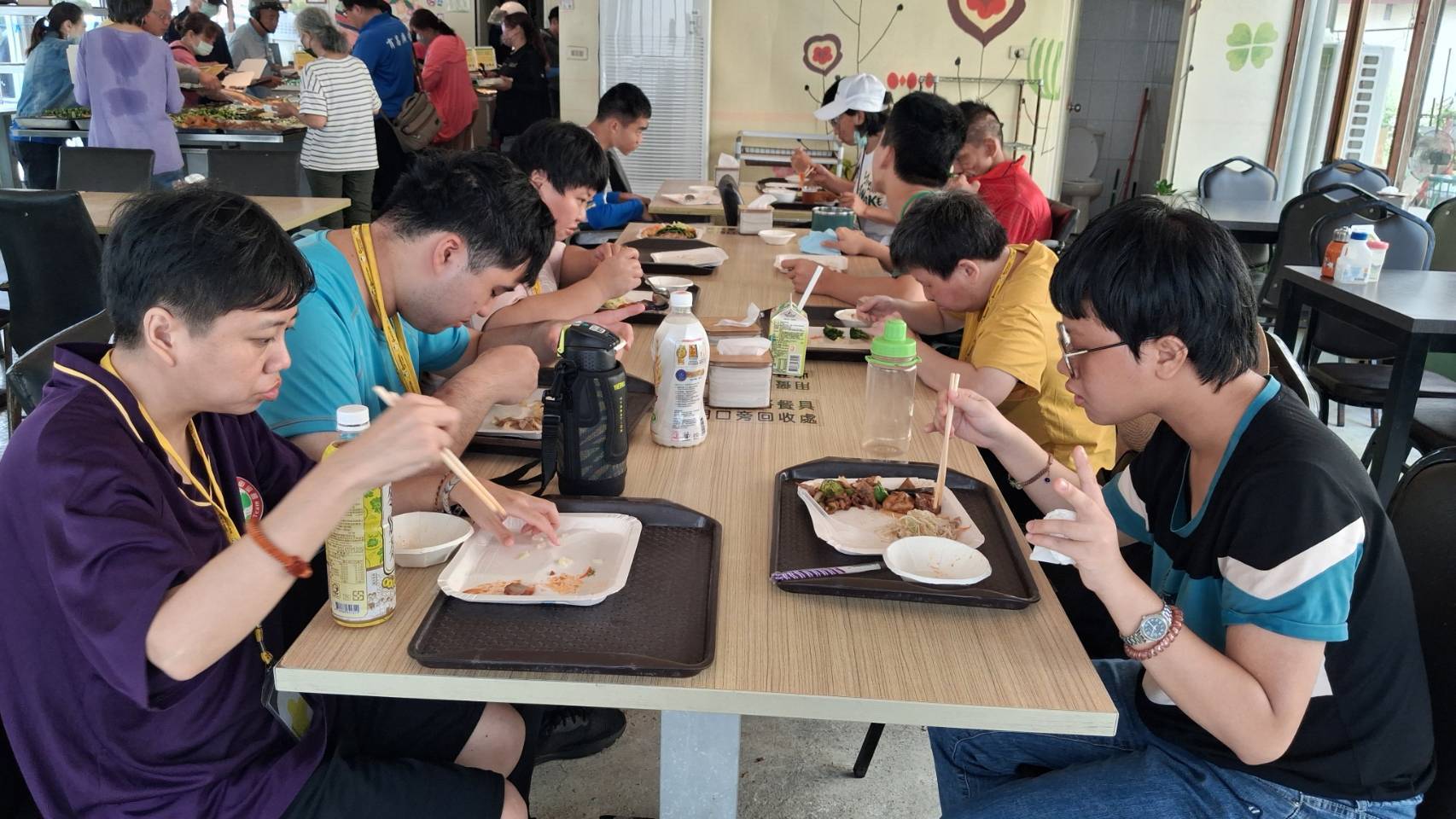 花甲食堂裡大家一起用餐